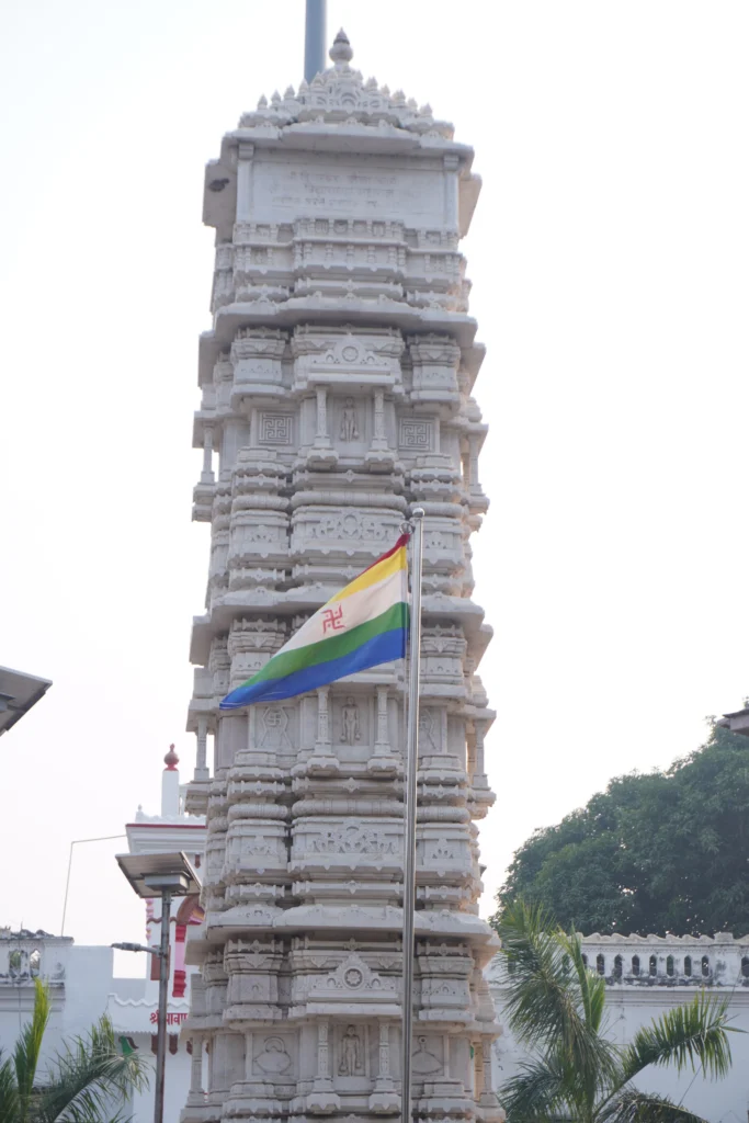 दिगंबर जैन मंदिर का सामने का स्तंभ 