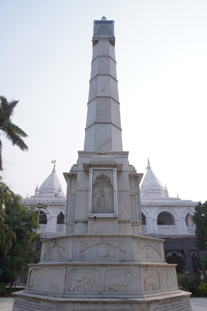 दिगंबर जैन मंदिर का बाहर का स्तंभ 