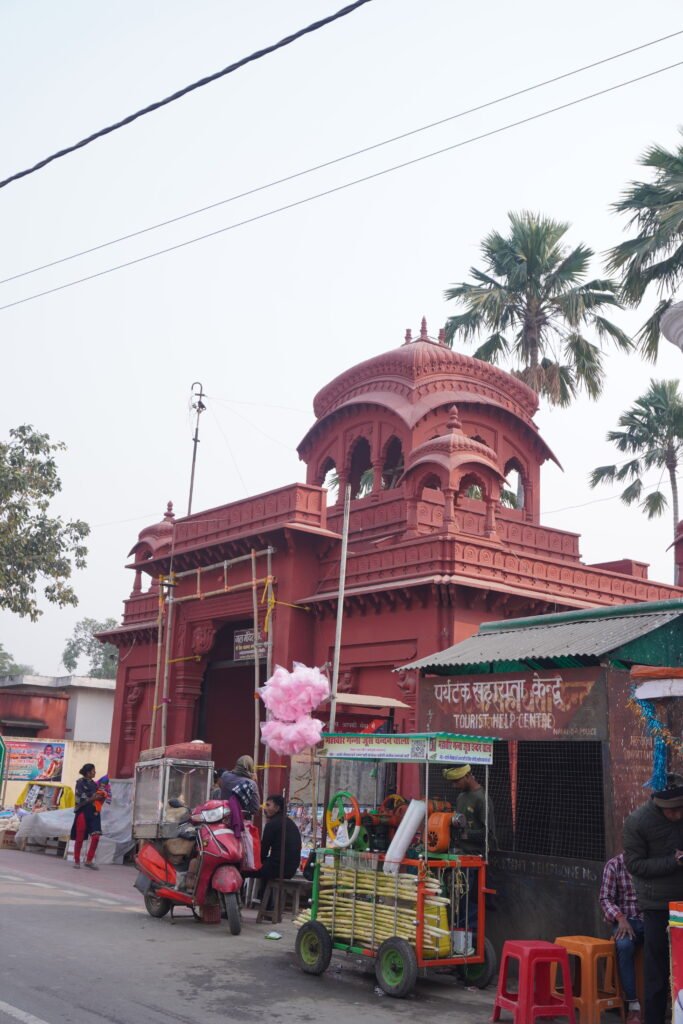 पावापुरी जल मदिर का सामने का रास्ता |