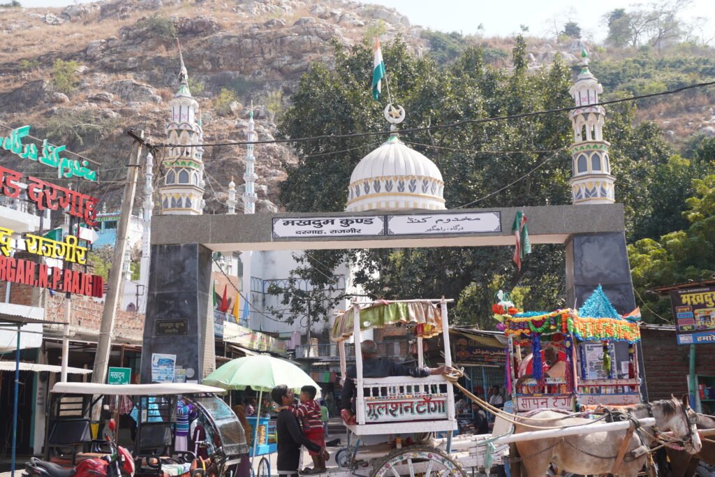 makhdoom kund main gate