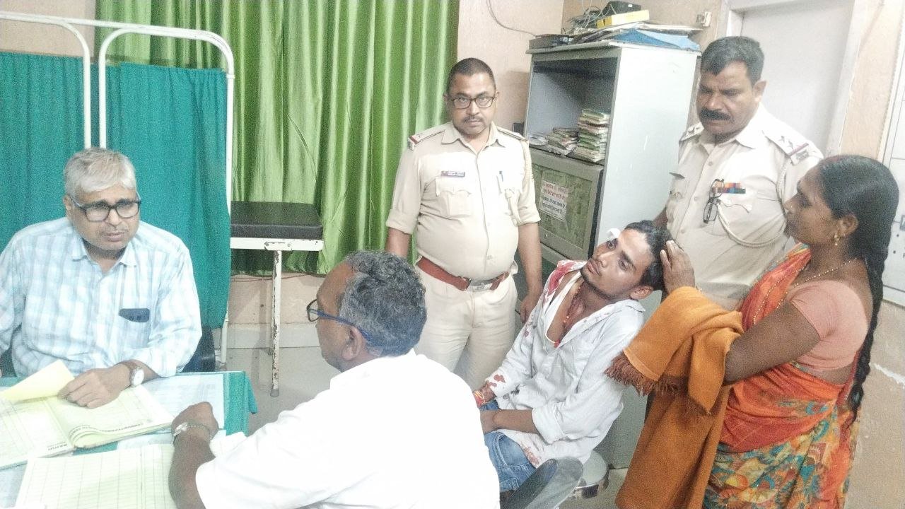A youth was attacked in Rampur over a land dispute, his head was injured
