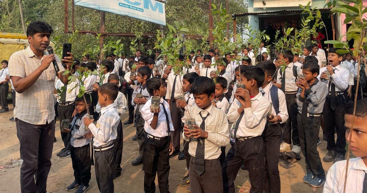 Mission Hariyali distributed 350 plants to children, made them aware about environmental protection