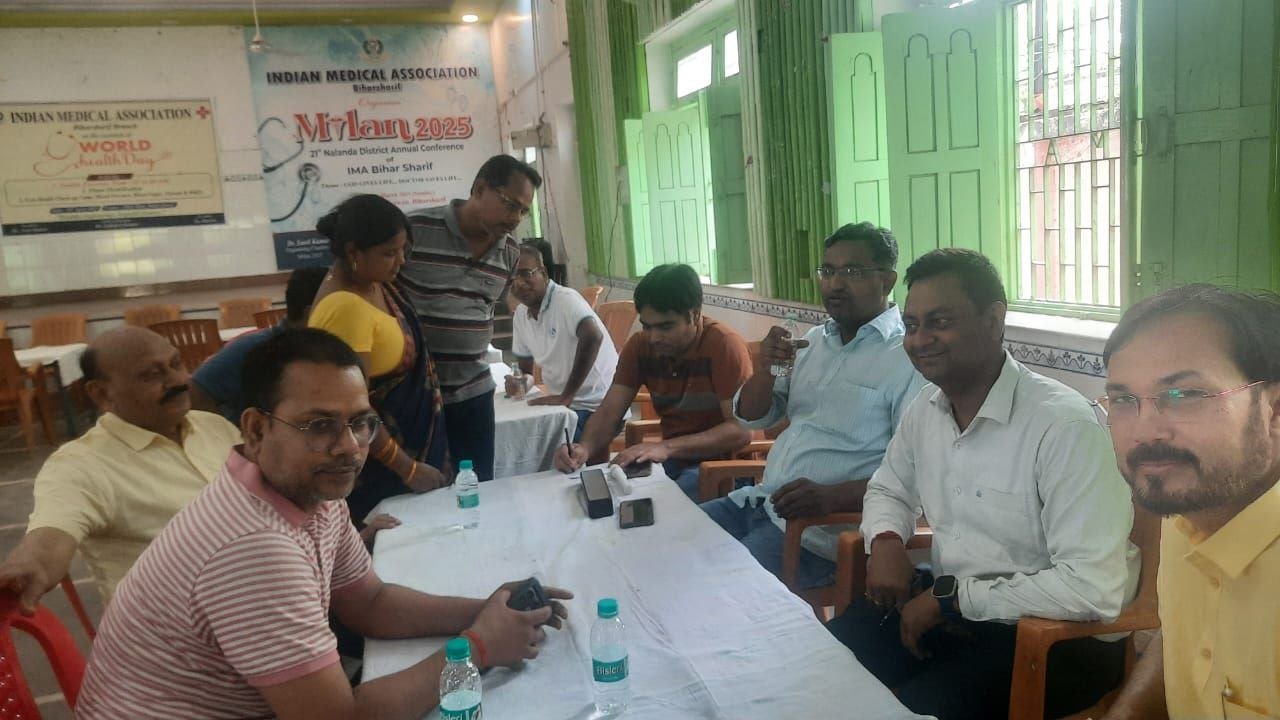 स्वास्थ्य जांच शिविर और पौधारोपण कार्यक्रम