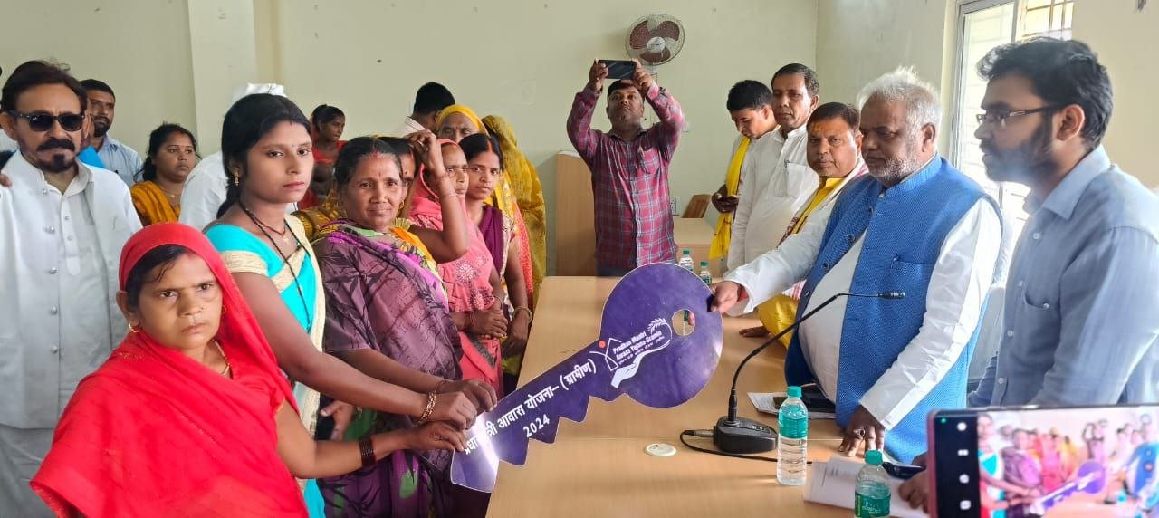 रधानमंत्री आवास योजना-ग्रामीण के लाभुकों को आवास की चाभी और स्वीकृति पत्र प्रदान किए।