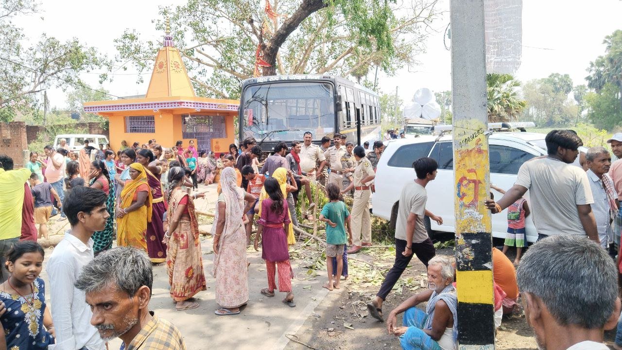 ग्रामीणों द्वारा सड़क जाम