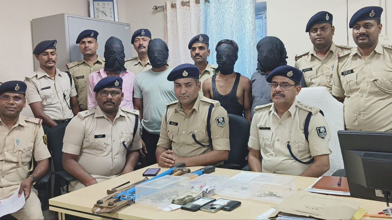 Neemganj theft case solved, four thieves arrested, jewelry and cash recovered