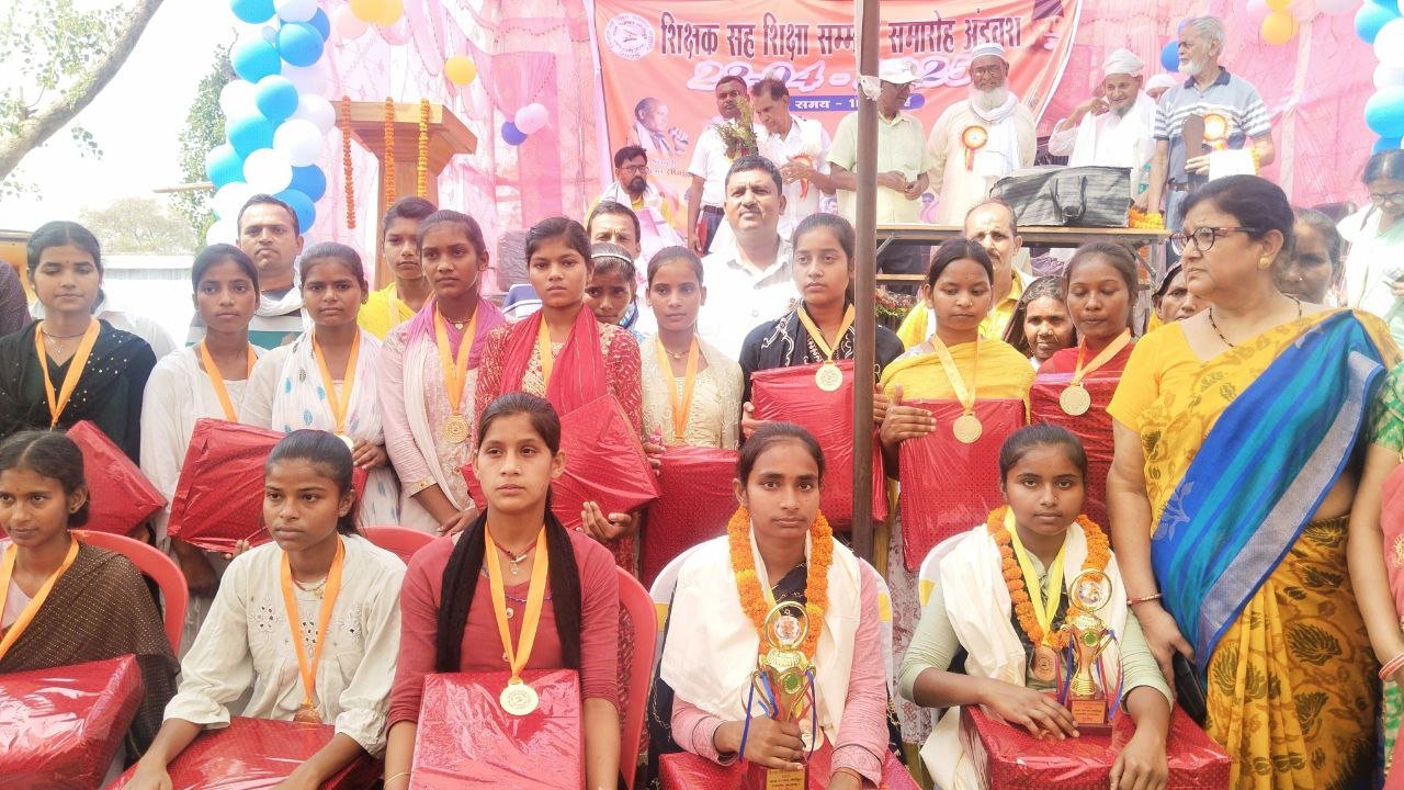 Former IAS returned to his village, gave the mantra of success to children