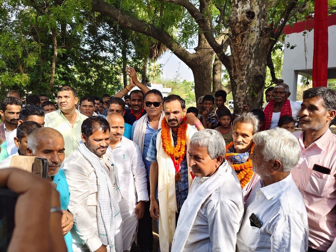Santguru Prasad, who got 239th rank in UPSC, was given a grand welcome in his native village