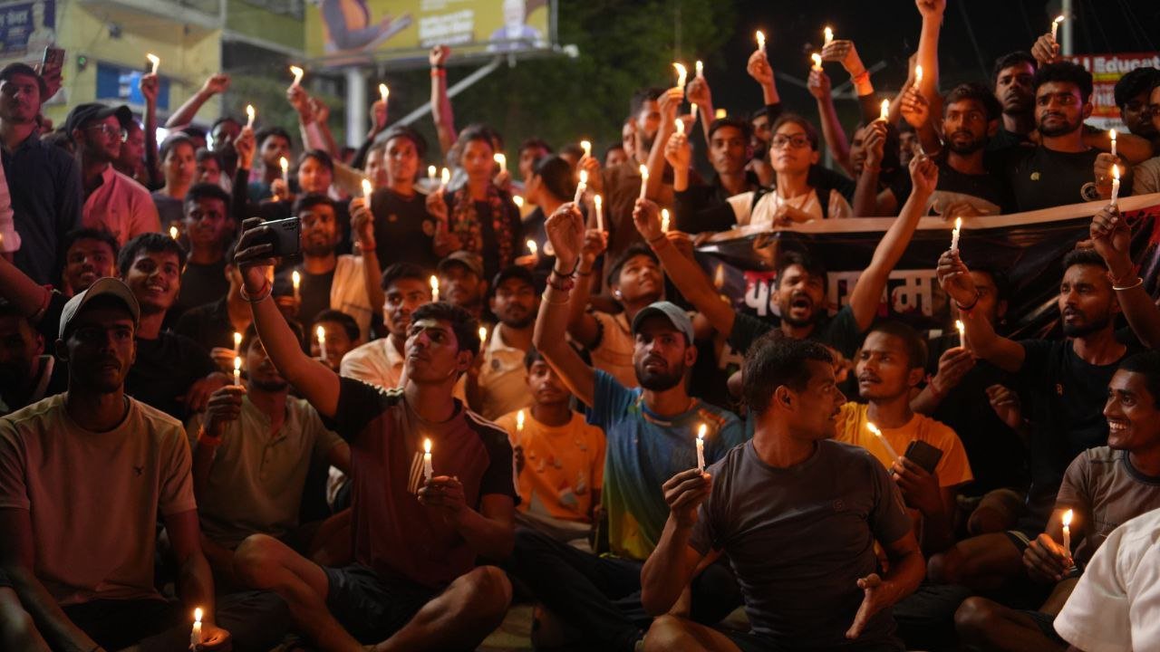 Various organizations took out a candle march in Bihar Sharif in protest against the Pahalgam terrorist attack, paid tribute to the martyrs
