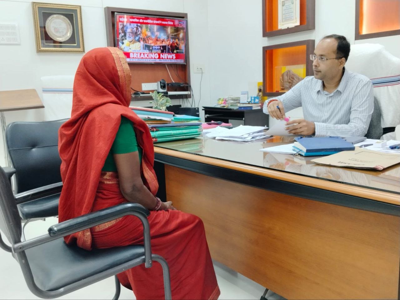 In Janta Darbar, the District Magistrate heard 32 problems of the common people, gave instructions from land dispute to toilet grant