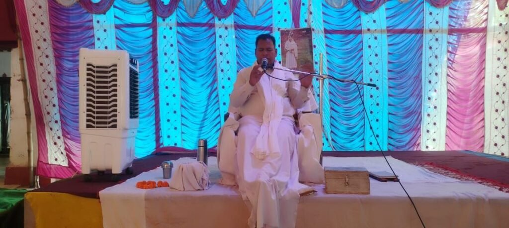 First it is necessary to identify God, only then there is true devotion" - Central knowledge propagator Surendra Nath Tripathi said in the satsang