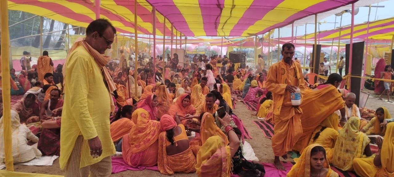 Various rites were performed on the third day of 24 Kundiya Gayatri Maha Yagya in Chhatiana village, crowd of devotees gathered