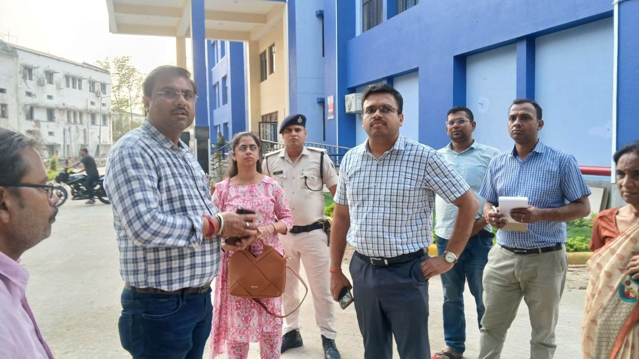 After the news of carrying the dead body on a cart, the administration came into action and inspected the Sadar Hospital