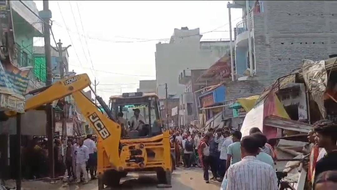 The campaign to remove encroachment from Gunavan Road in Harnaut Bazaar was completed smoothly