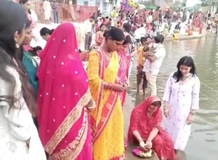 मोरा तालाब में छठ पूजा