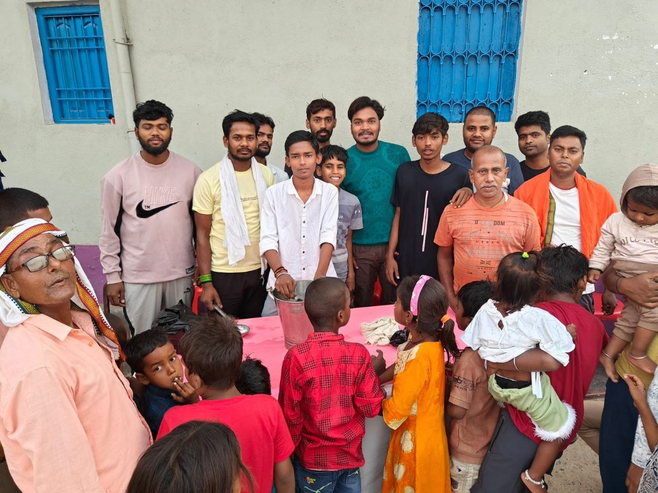छठव्रतियों के बीच जदयू नेता सुन्नी महतो