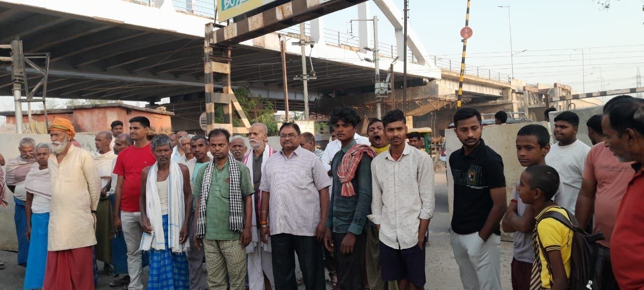 िजवनपर रेलवे ओवरब्रिज के नीचे रेल्वे फाटक
