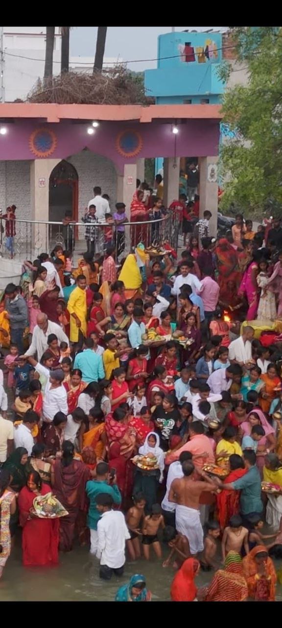 बाराखुर्द सूर्यमंदिर तालाब पर चैती छठ पर्व