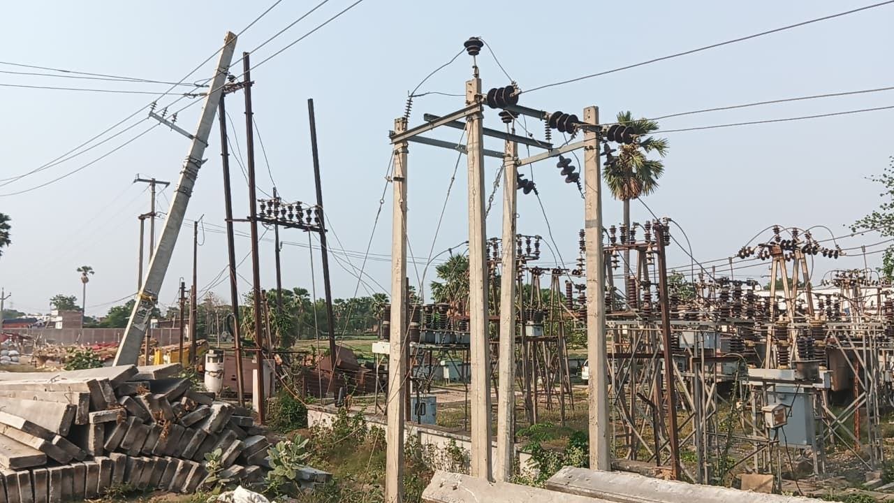 An unknown vehicle collided with an electric pole in Giriak, 440 KV wire broke, accident suspected