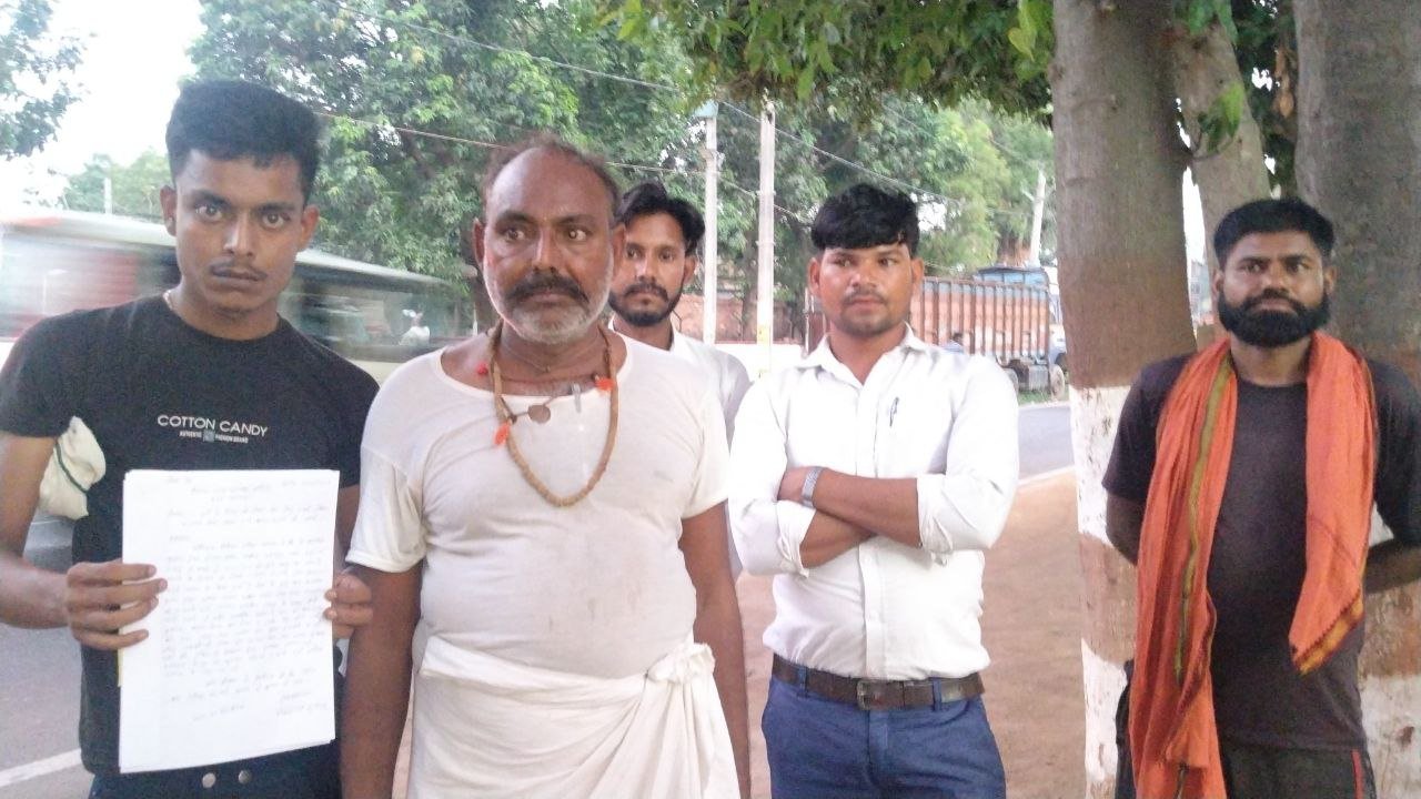 A youth was attacked due to old enmity, he was abused using casteist language and was beaten up and 5 thousand rupees were looted