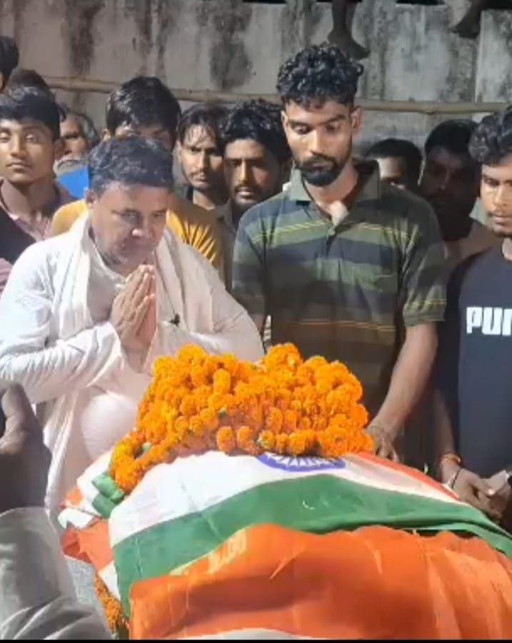 Tearful farewell to martyr BSF jawan Sikandar Raut, leaders of Democratic Jan Vikas Party paid tribute