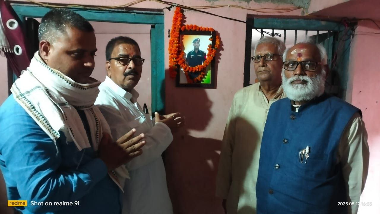 RJD leaders met the family of martyr Sikandar Raut and consoled the family members.