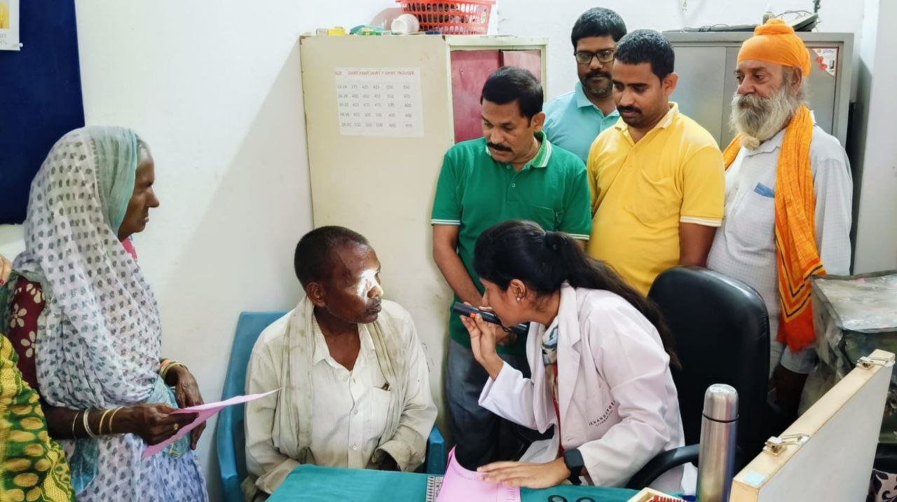 186 people were examined in the eye checkup camp of 'Shankhnaad' and Akhand Jyoti, 68 cataract patients were identified