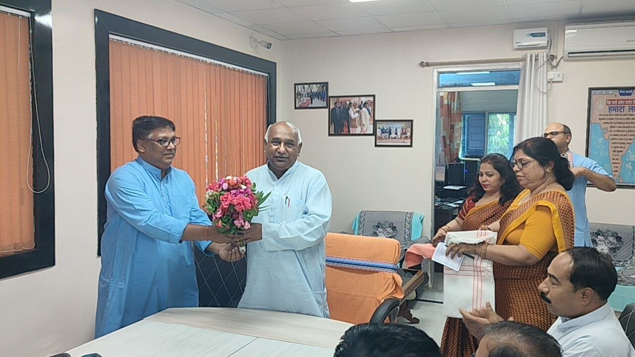 The introduction ceremony of the Vice Principal as a parent was held at Saraswati Vidya Mandir, Hasanpur