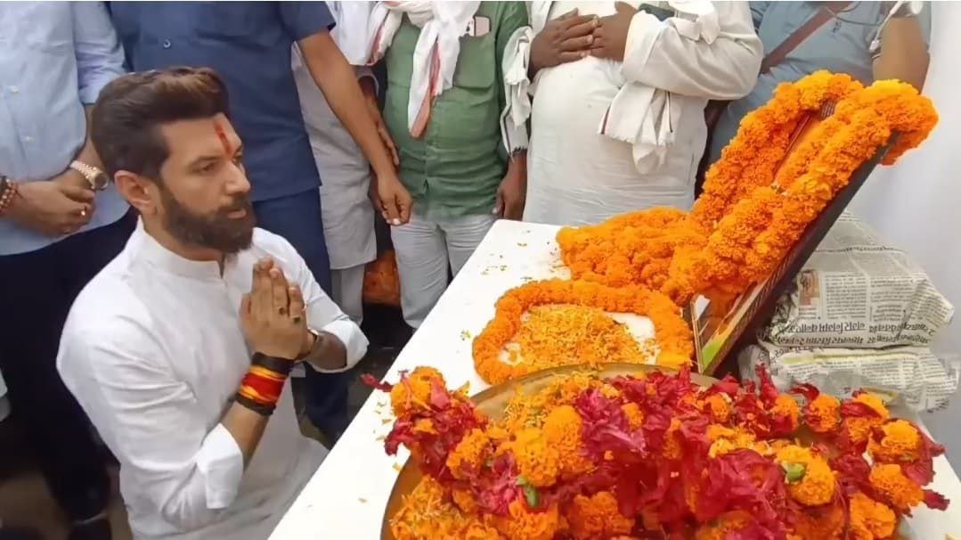 Union Minister Chirag Paswan met the family of the martyr, said- it is my responsibility to raise the children and provide employment to my wife