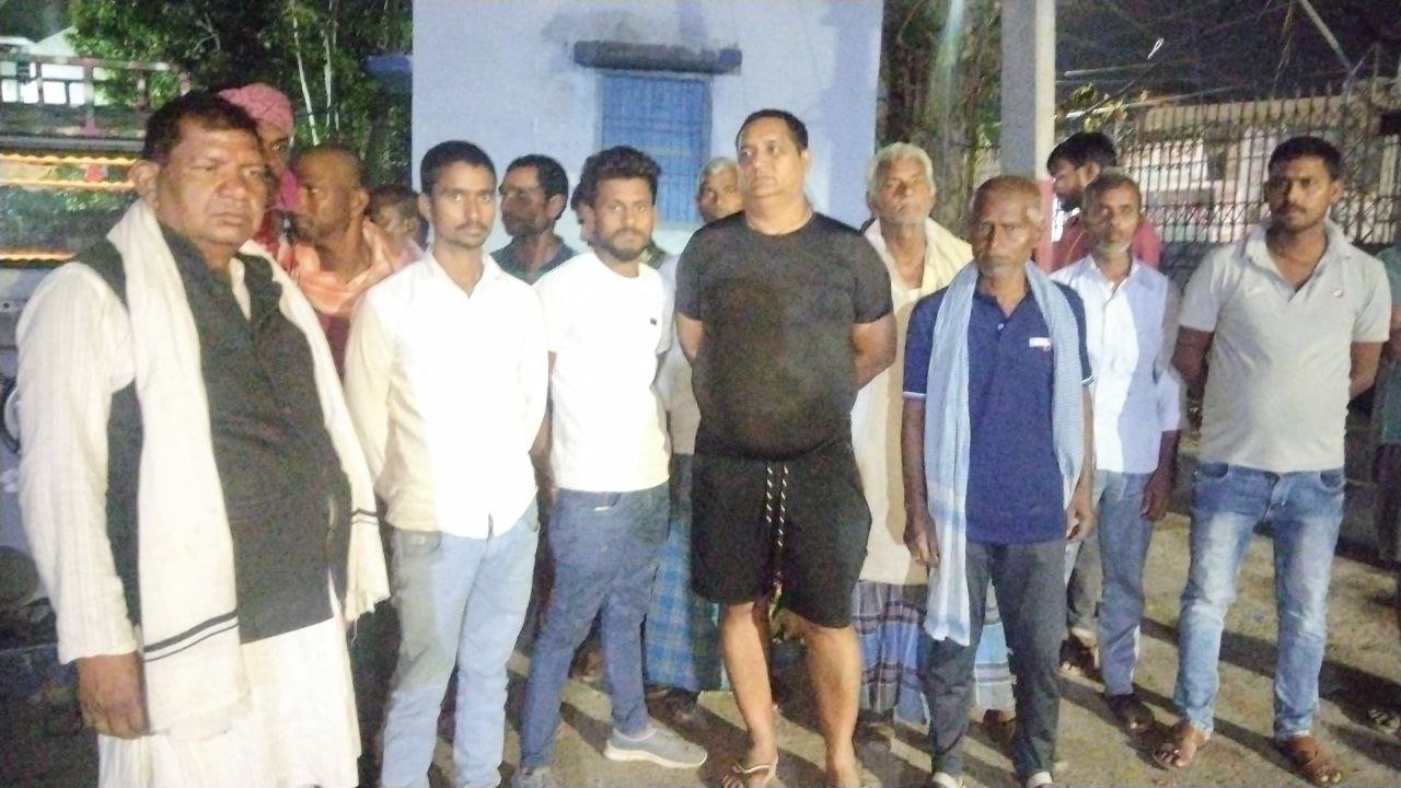 Drunk speeding car ran over an elderly farmer, he died on the spot; angry villagers blocked the road