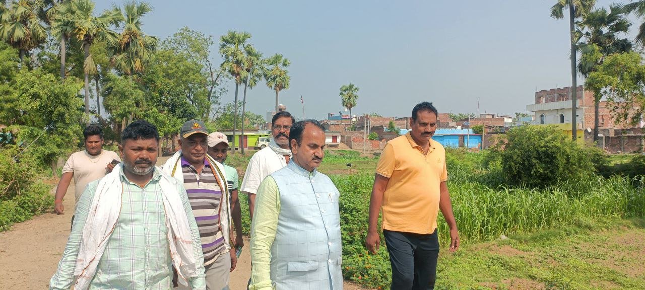 JDU leader Trinayan Kumar is busy in the campaign to connect the deprived with the housing scheme, survey is being done rapidly at the panchayat level