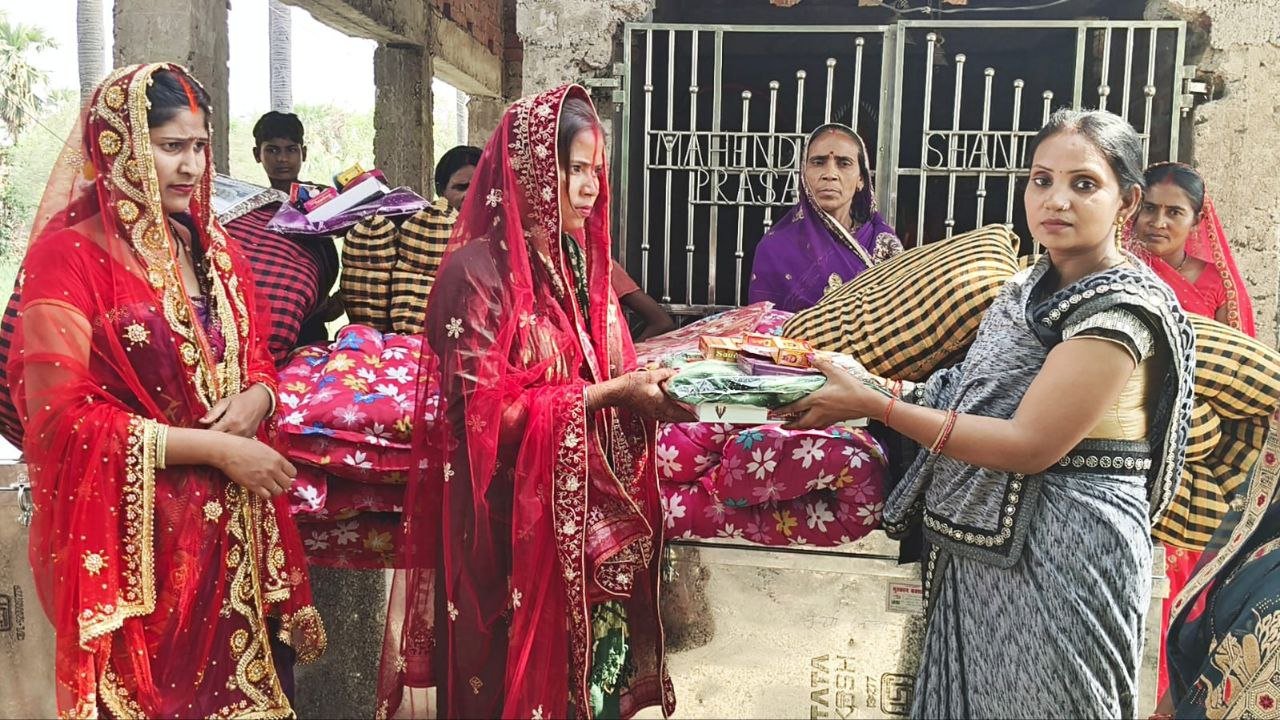 Surya Jan Kalyan Samiti distributed farewell material to 10 newly married women