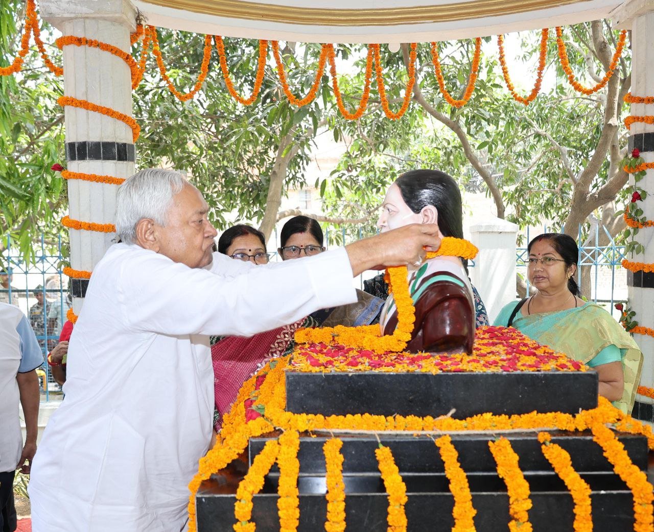 Chief Minister Nitish Kumar paid tribute to late Manju Kumari Sinha on her death anniversary, offered prayers at Kalyan Bigha