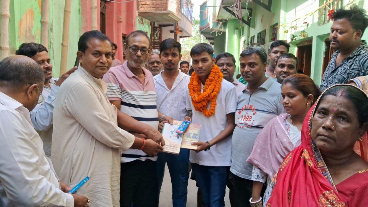 Dipesh, who brought laurels to the region by scoring 94% marks, was felicitated by Tailik Sahu Sabha