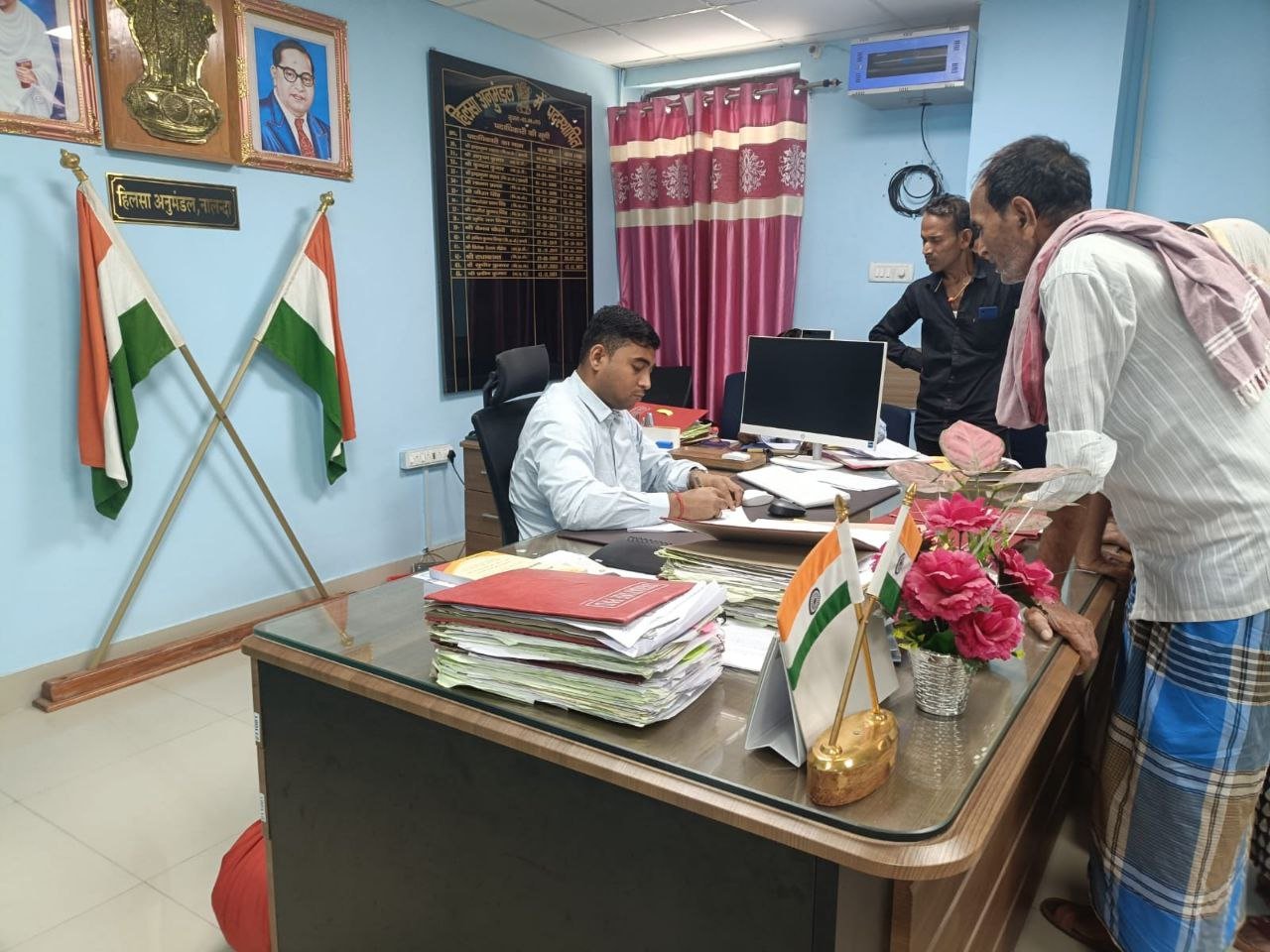 SDO Praveen Kumar heard complaints of 8 cases in Janta Darbar in Hilsa, gave instructions for immediate action