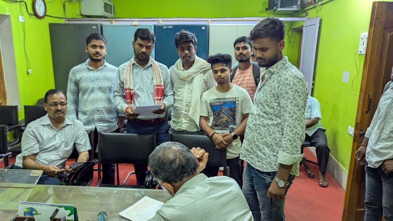 ABVP active against the chaos prevailing in Kisan College, submitted memorandum regarding 8 point demands