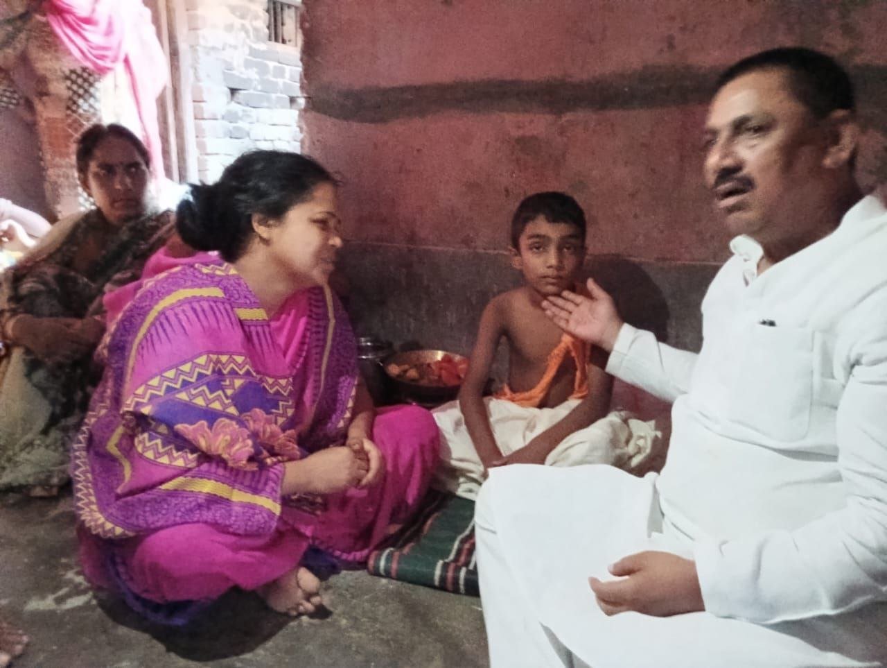 Congress leader Sanjay Paswan reached Uttarthu to pay tribute to martyr Sikandar Rawat