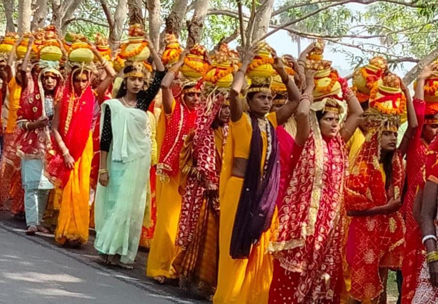 A grand Kalash Yatra was taken out for Pran Pratishtha in Purandarpur Mahadev Temple