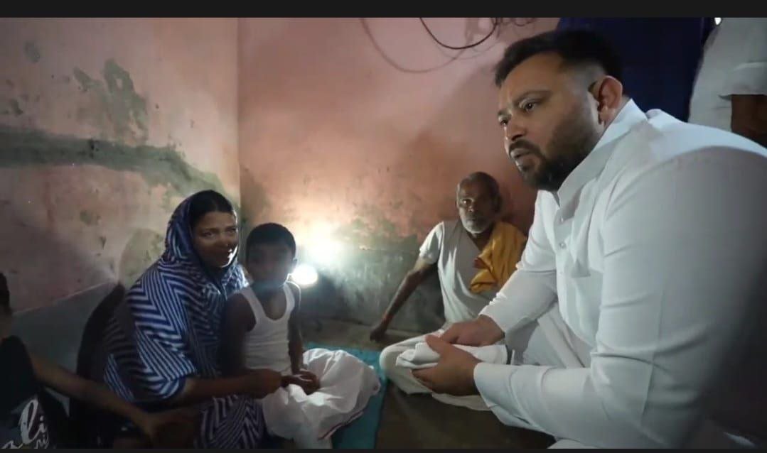 Leader of Opposition Tejashwi Yadav paid tribute to martyr Sikandar Raut, gave financial assistance to the family