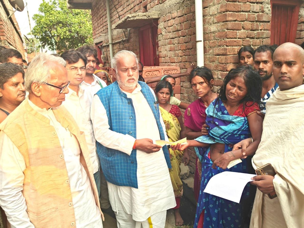 Minister Shravan Kumar met the family members of the deceased in the road accident, handed over the cheque for family benefits