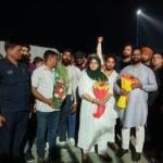 Tejashwi Yadav was given a grand welcome while returning after paying tribute to the martyr, workers led by Ayesha Fatima greeted him enthusiastically