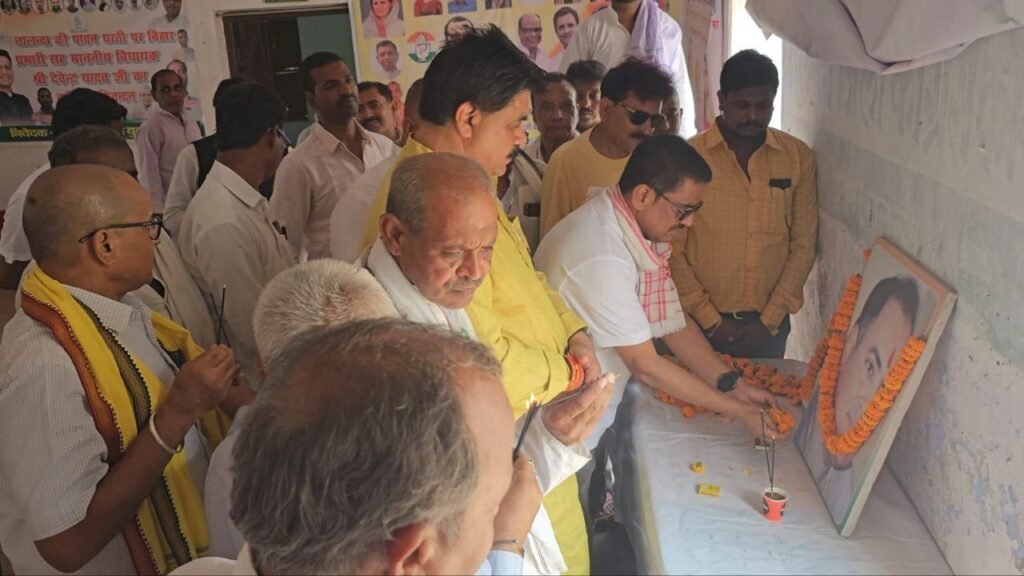 Congressmen became emotional and paid tribute on the 34th death anniversary of Rajiv Gandhi and the 82nd birth anniversary of Sadanand Singh