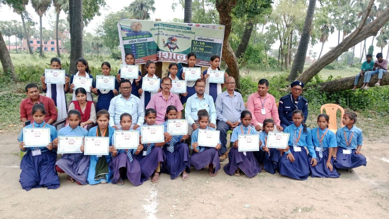 The girl students showed their strength in the Kabaddi competition organized in Chhabilapur under the Mashal Sports Competition