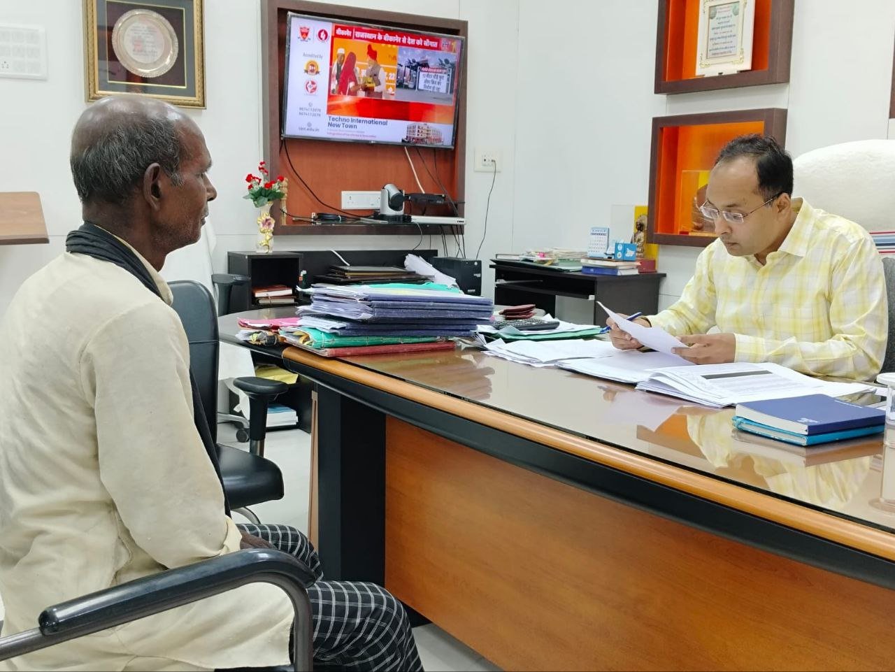 In Janta Darbar, DM gave strict instructions on matters like land dispute, electricity bill and illegal soil erosion