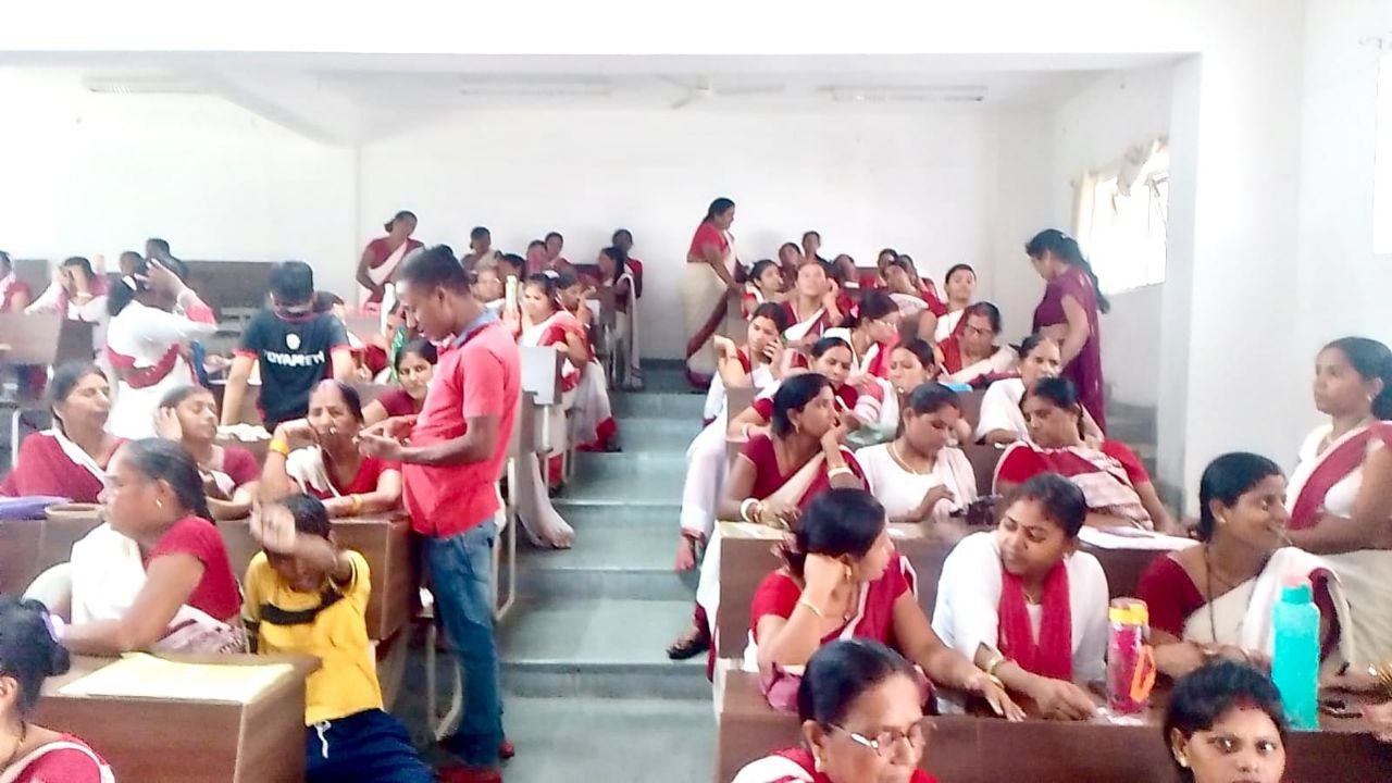 Negligence in Anganwadi training, training venue becomes a hub of noise and mobile viewing