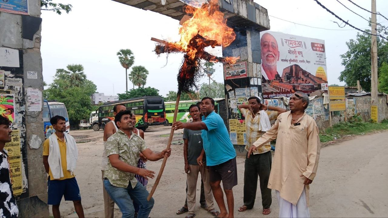 "The closure of Kargil Chowk bus station has put the livelihood of street vendors at risk; anger erupted in protest"
