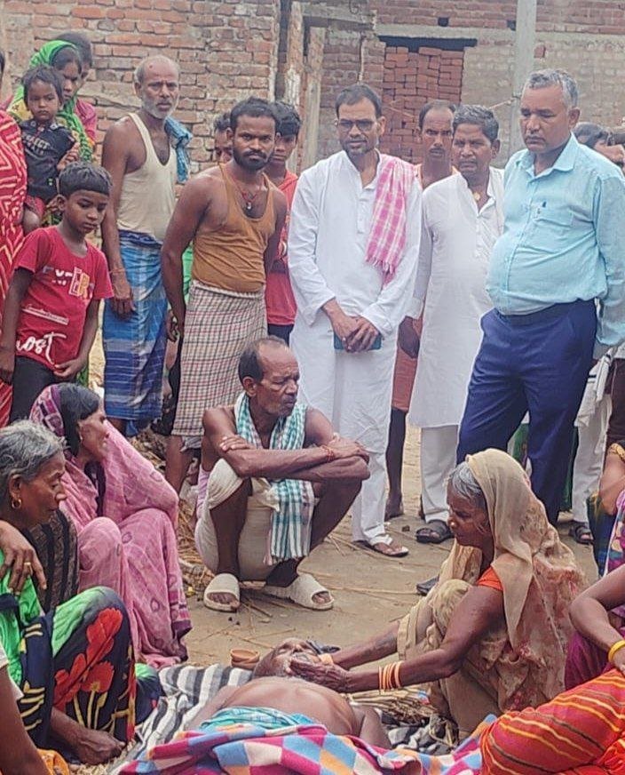 Labourer injured in a road accident dies during treatment, public representatives arrive to meet his family