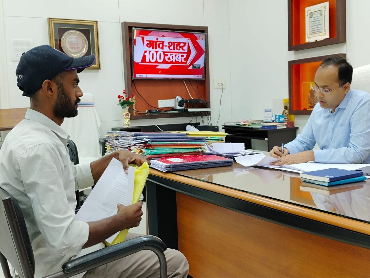 The District Magistrate heard 28 applications in the Janta Darbar, gave instructions in cases like illegal restoration, land dispute, hand pump crisis