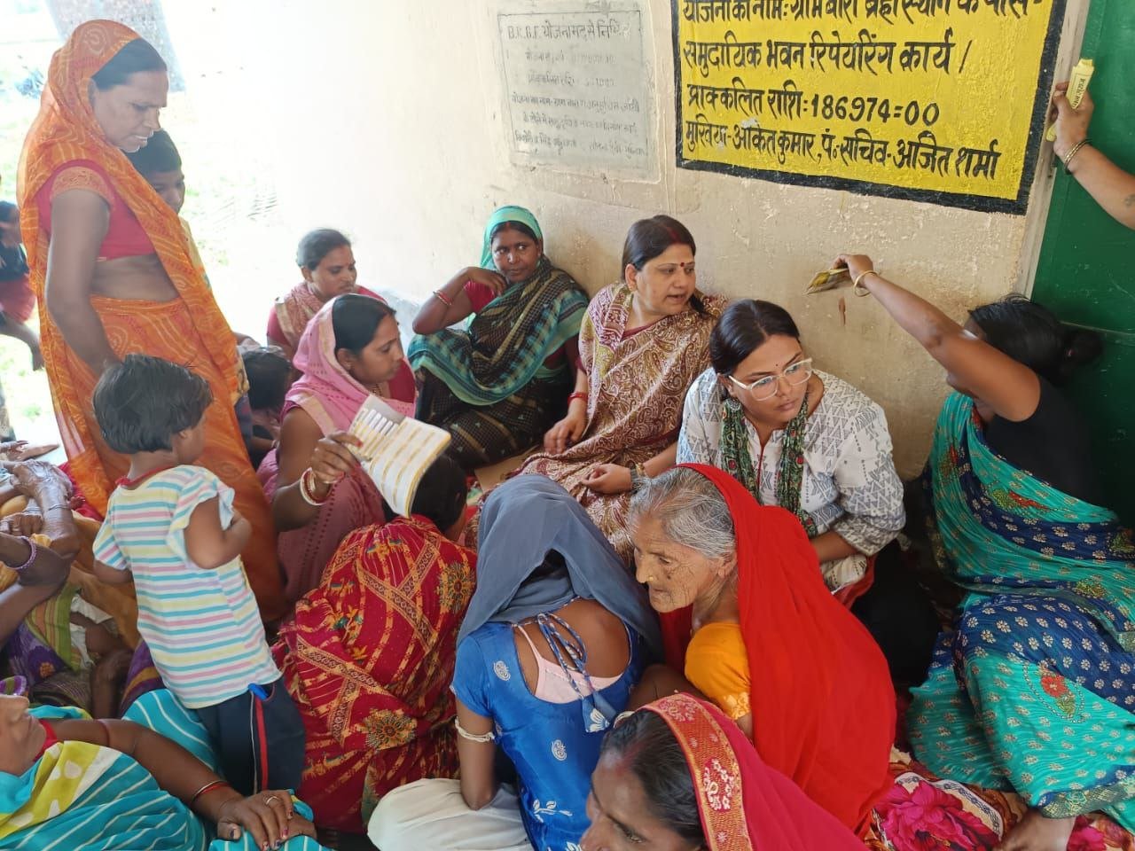 In Bara village of Ben block, Jansuraj Party's woman leader Poonam Sinha launched 'Bihar Badlaav Signature Campaign'