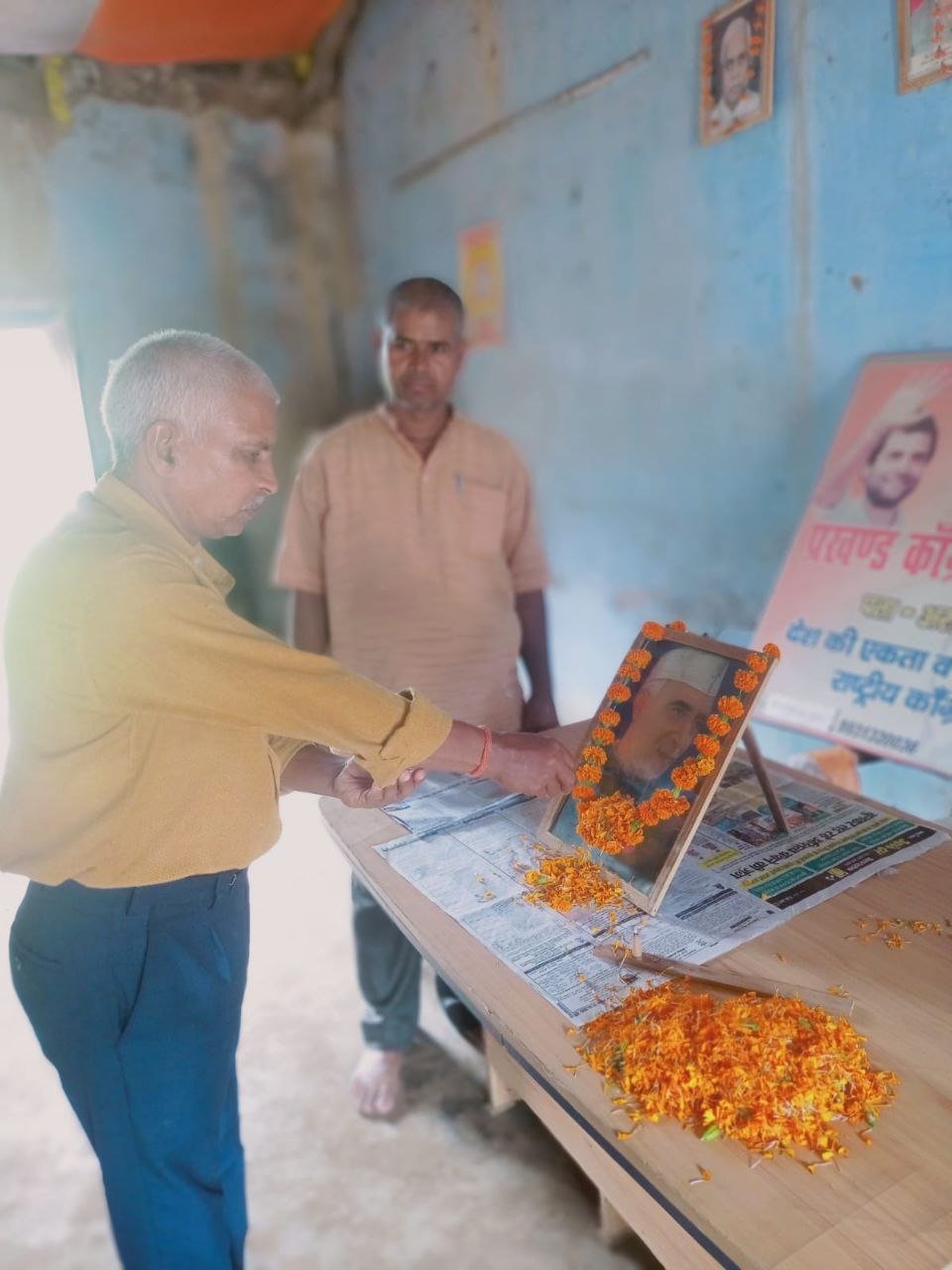 Congress workers paid tribute to Pandit Nehru on his death anniversary in Islampur
